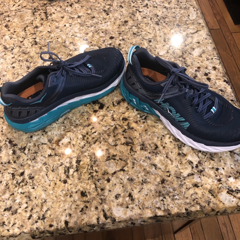 Hoka Arahi 2 running shoes